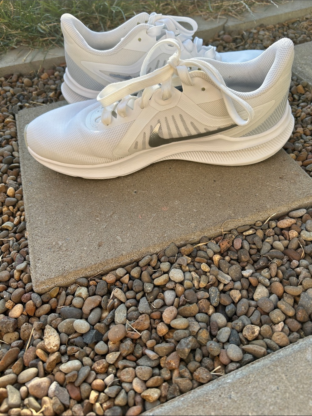 Nike Downshifter 10 Women's Running Shoes White Silver Size 9.5 CI9984-100 - Picture 2 of 7